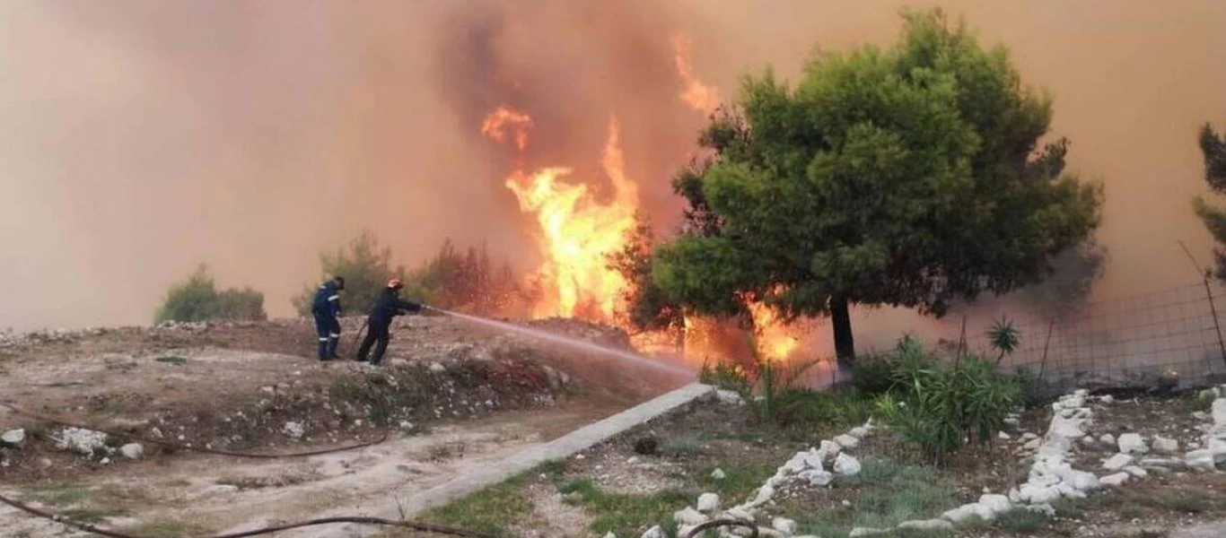 Ζάκυνθος: Σε ύφεση οι πυρκαγιές στο νησί - Καλά στην υγεία του ο πιλότος του Πετζετέλ που έπεσε (βίντεο)
